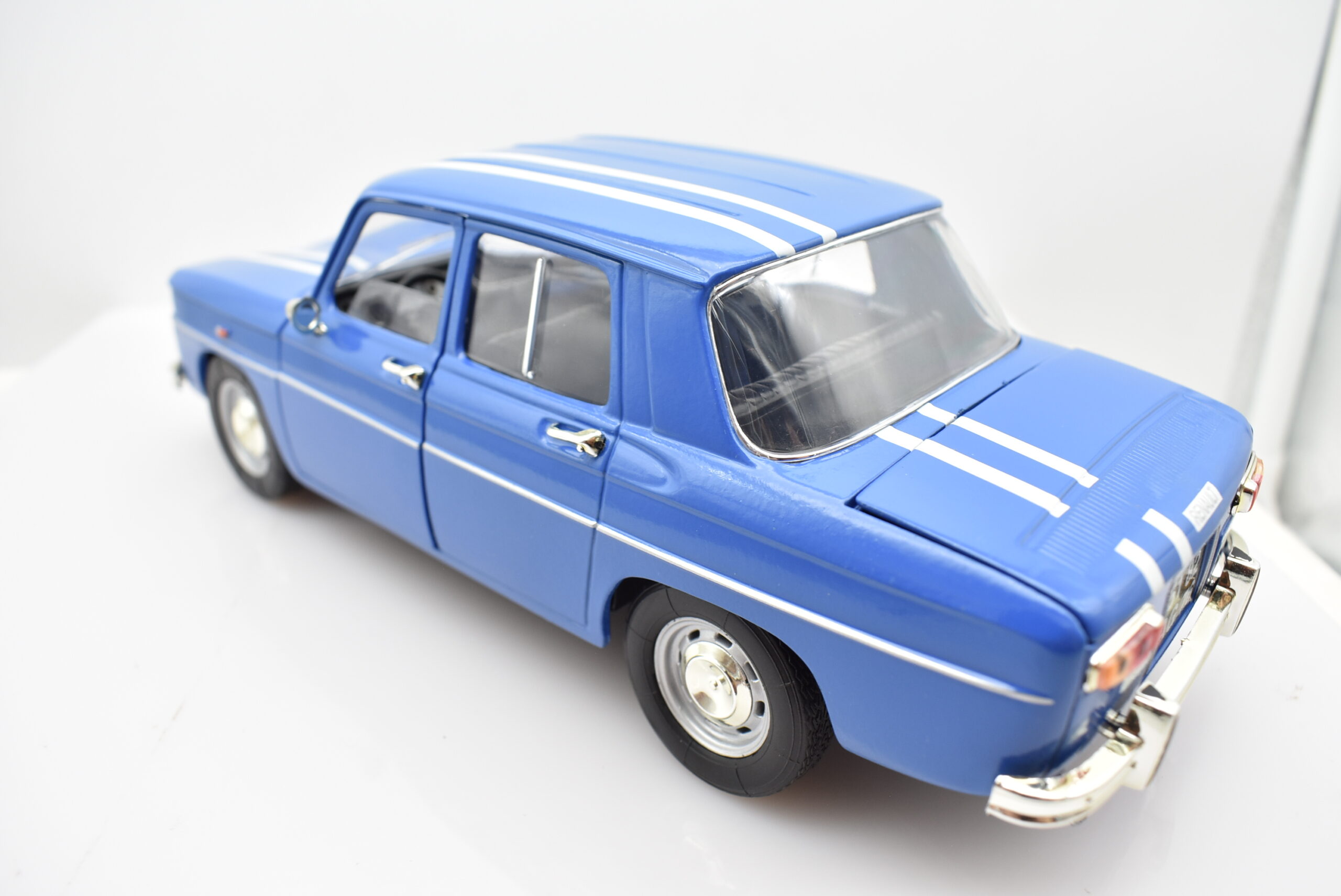 Modellino auto scala 1:18 RENAULT 8 diecast modellismo da collezione