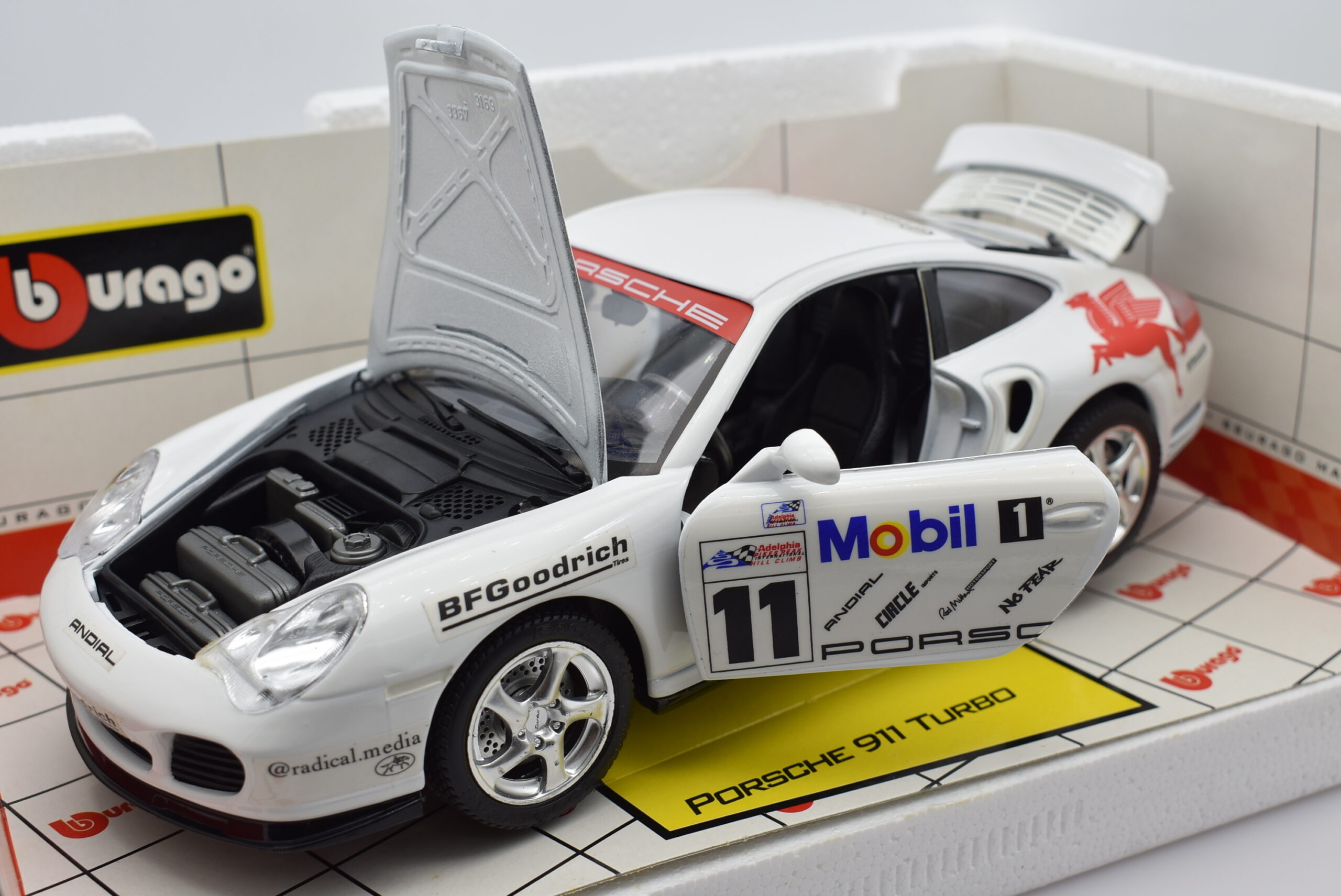 Modellino auto PORSCHE 911 TURBO scala 1:18 Burago diecast modellismo da  collezione - Arcadia Modellismo