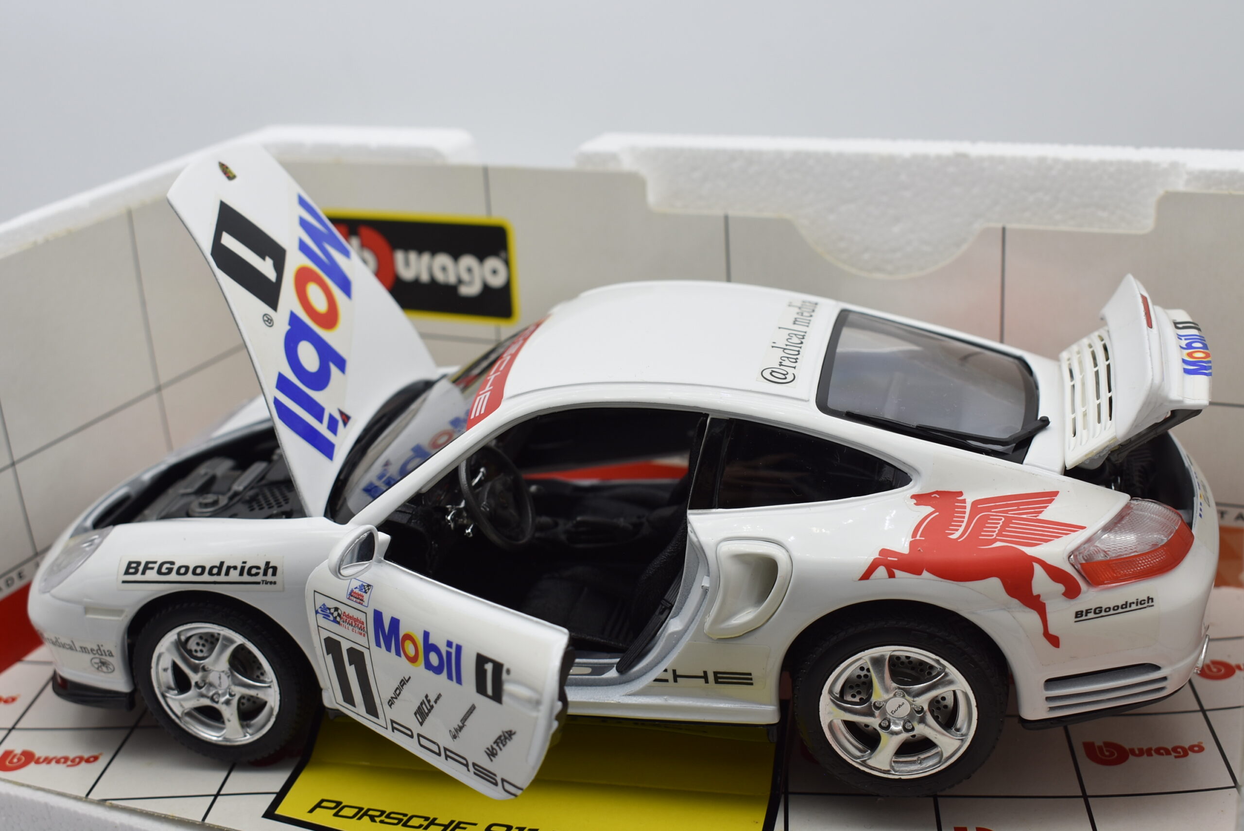 Modellino auto PORSCHE 911 TURBO scala 1:18 Burago diecast modellismo da  collezione - Arcadia Modellismo