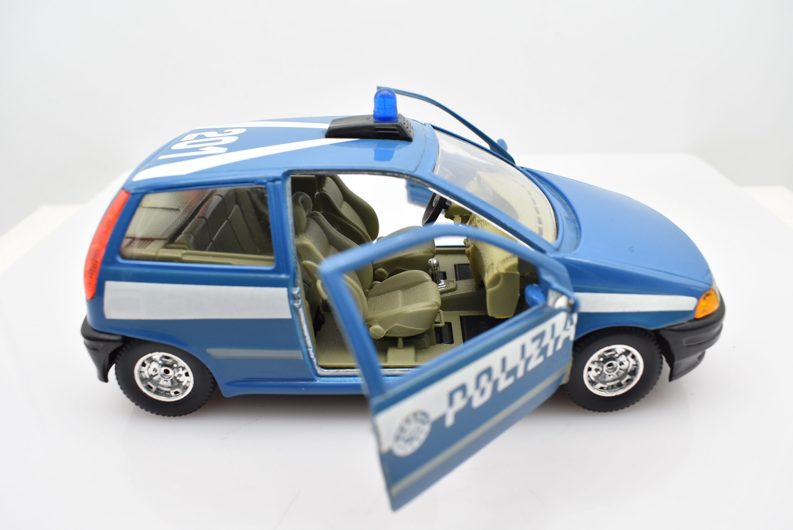 Modellino auto scala 1:24 Fiat Punto Polizia Burago modellismo da  collezione - Arcadia Modellismo