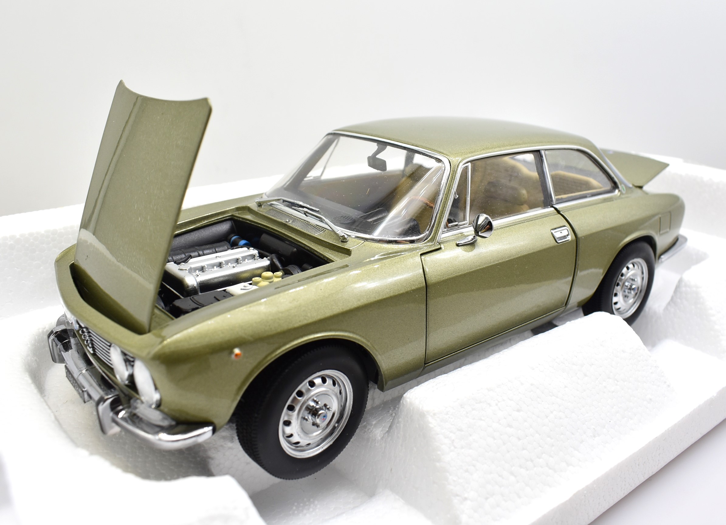 Modellino auto scala 1:18 Alfa Romeo 2000 GTV Norev diecast modellismo ...